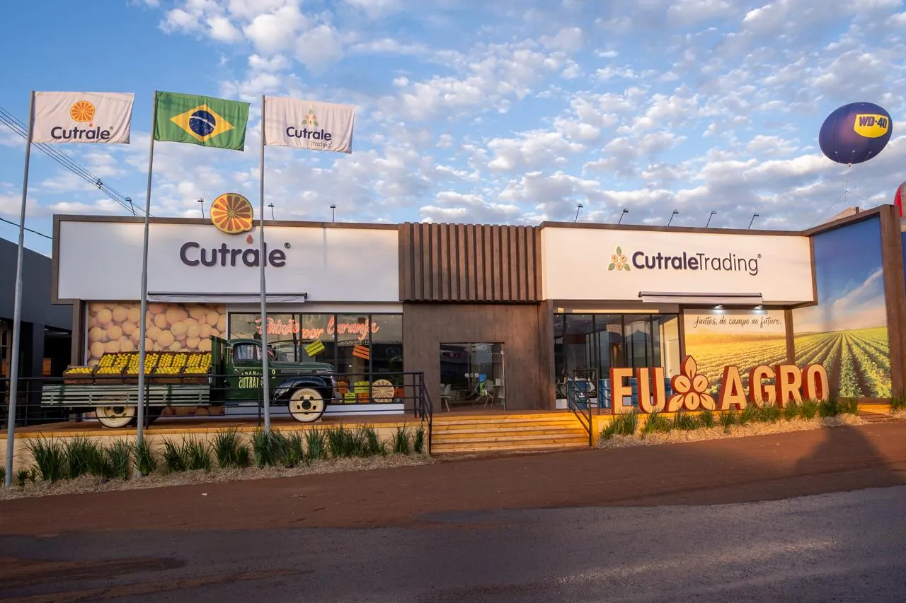 Estande da Cutrale na Agrishow, com a frota clássica da marca, produzido pela House Live Marketing